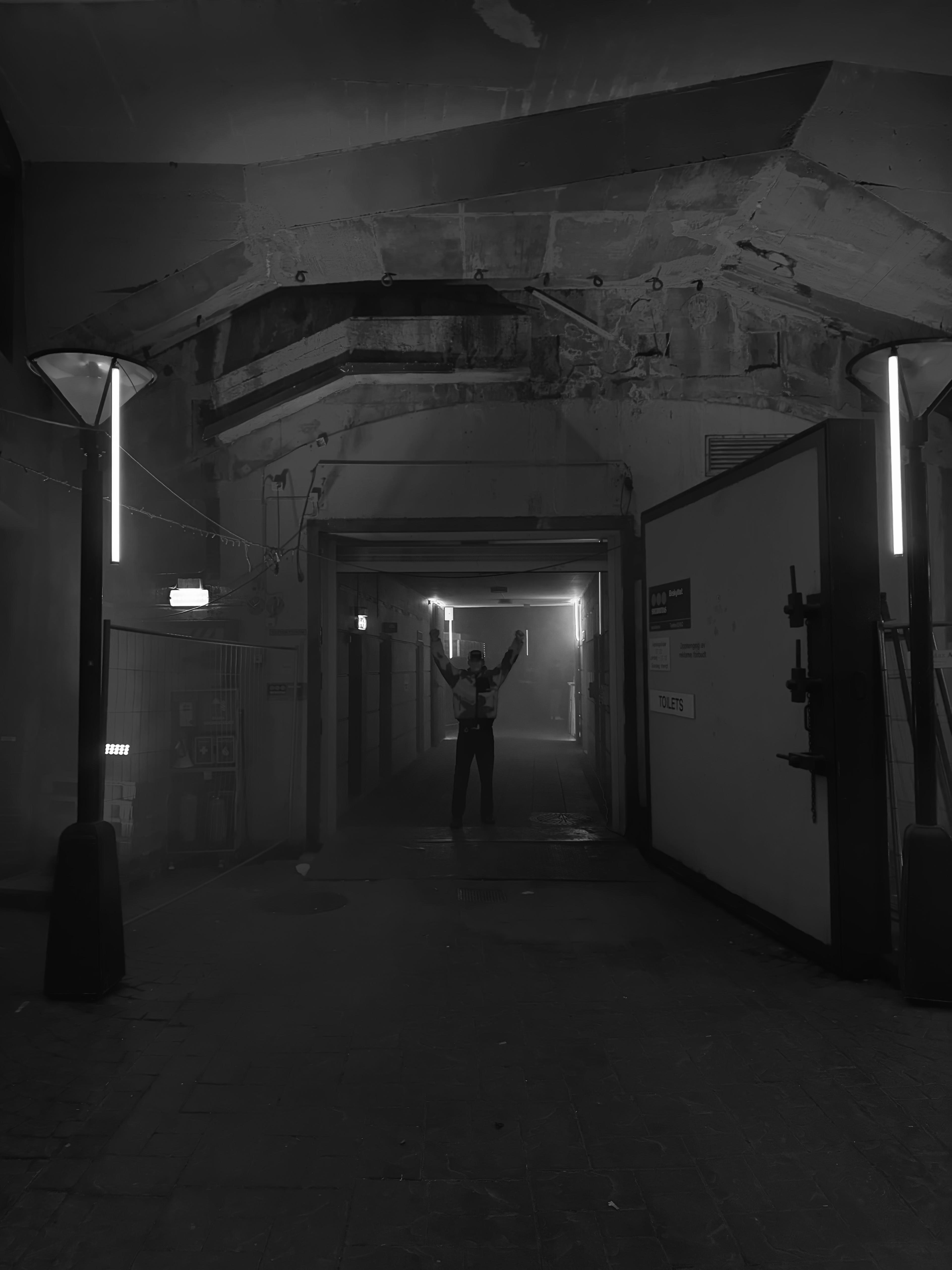 Korsatunnelen — person med armene i været